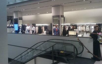 Algunos dependientes de la nueva tienda de Zara, en Nueva York