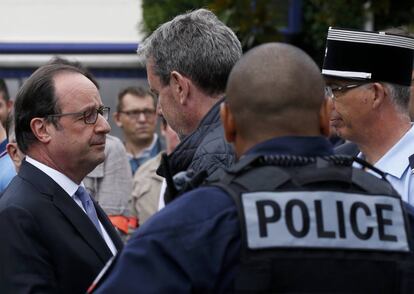 Fran&ccedil;ois Hollande habla con oficiales de polic&iacute;a en el lugar donde fue asesinado un sacerdote. 
