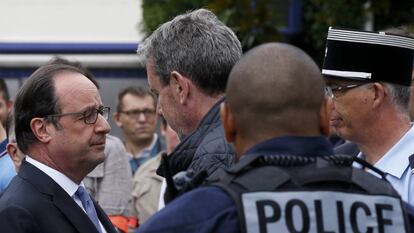 François Hollande conversa com policiais no lugar em que foi assassinado um padre.