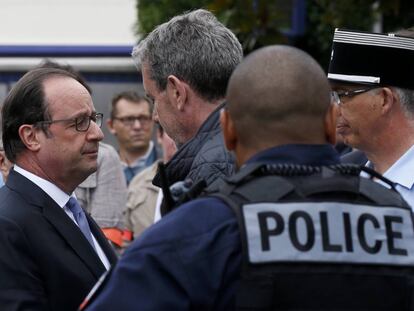 François Hollande conversa com policiais no lugar em que foi assassinado um padre.