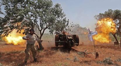 Un rebelde sirio dispara una pieza de artillería, el miércoles desde Idlib, contra posiciones del régimen.