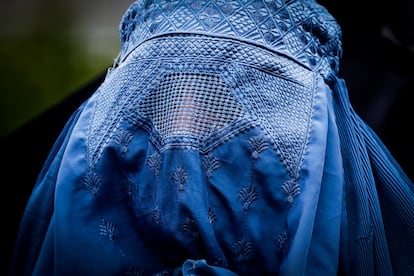 Una mujer cubierta con un burka durante una manifestación contra el conflicto en Afganistán, en Bruselas, este 18 de agosto.