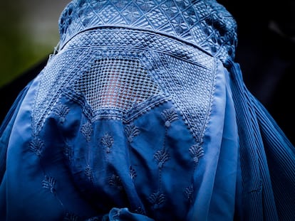 Una mujer cubierta con un burka durante una manifestación contra el conflicto en Afganistán, en Bruselas, este 18 de agosto.