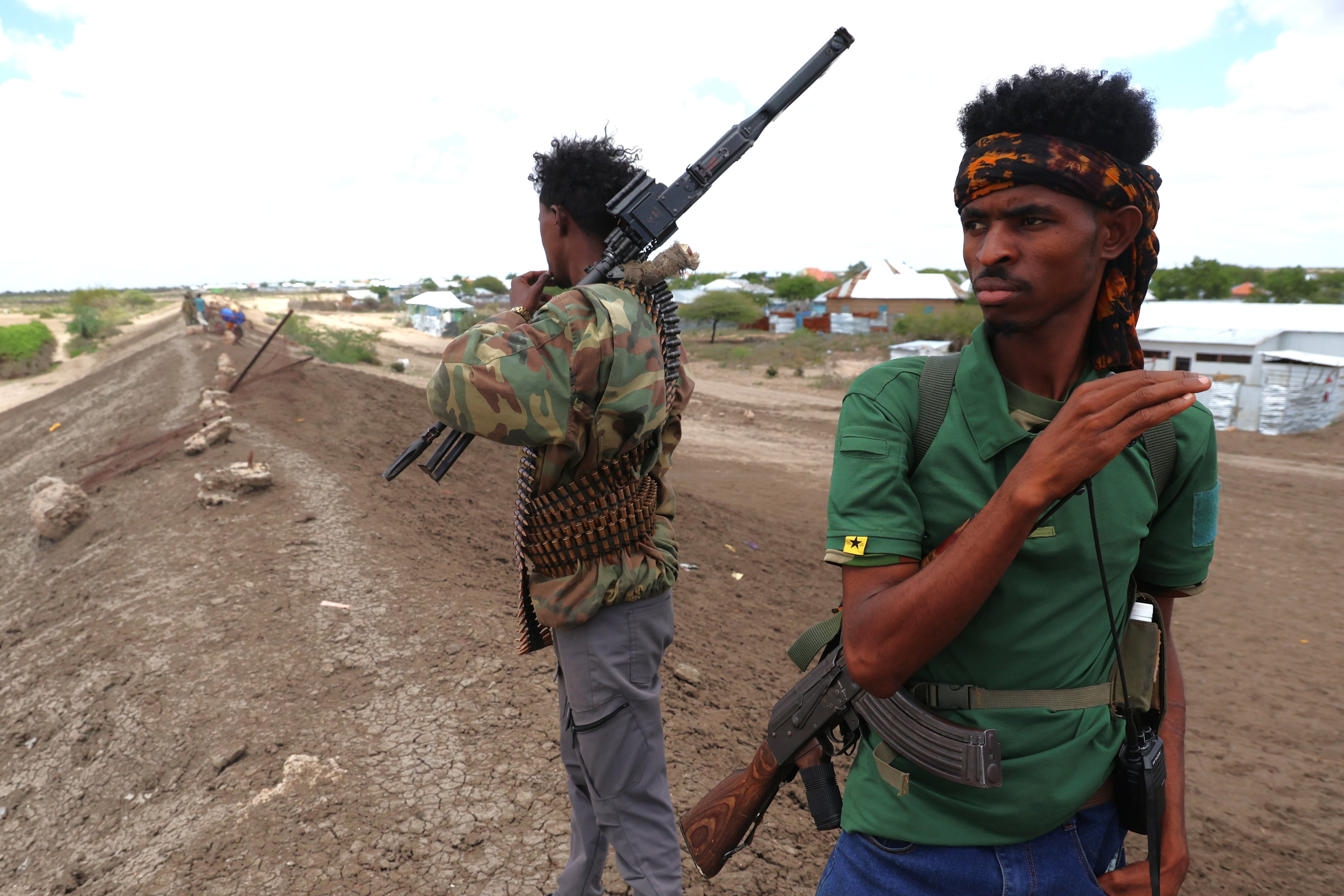 Jóvenes armados en Burhakaba, unos 200 kilómetros al oeste de Mogadiscio.