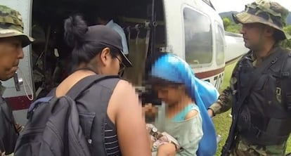 La niña secuestrada en la selva de Bolivia, en el momento de su liberación.