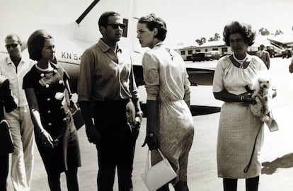 La reina Federica (derecha), con sus hijos, Constantino de Grecia, y doña Sofía, su nuera Ana María y en segundo plano el entonces príncipe Juan Carlos en los años sesenta.