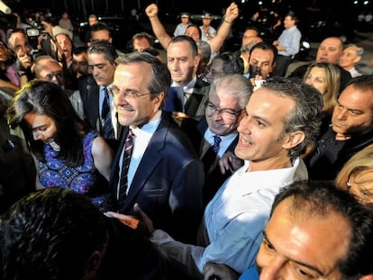 Samaras llega a una rueda de prensa tras conocerse el resultado.