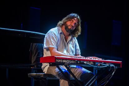 El pianista Pol Oñate toca durante el ensayo de la 'Gala más In',  en el Teatro Real. 