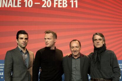 Los protagonistas de <i>Margin call</i>, Zachary Quinto, Paul Bettany, Kevin Spacey y Jeremy Irons, en la rueda de prensa para presentar la película en la Berlinale.