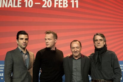 Los protagonistas de <i>Margin call</i>, Zachary Quinto, Paul Bettany, Kevin Spacey y Jeremy Irons, en la rueda de prensa para presentar la película en la Berlinale.