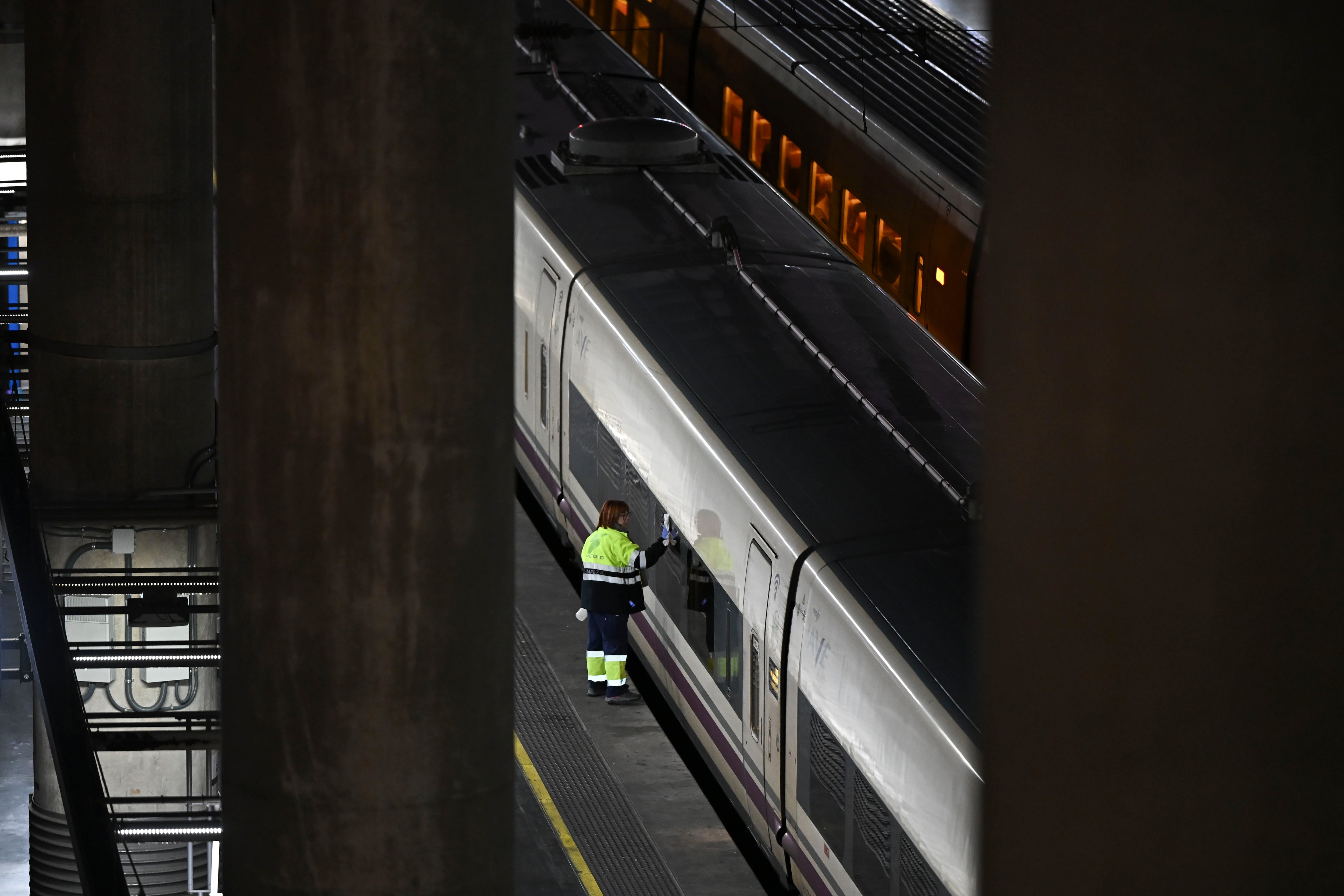 La huelga de trenes arranca este lunes con 350 servicios de alta velocidad cancelados y los Cercanías al 50%