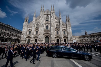 La salida del féretro de Silvio Berlusconi del Duomo milanés.