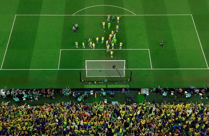 Los jugadores brasileños celebran con su hinchada la victoria por un tanto a Suiza, que les clasifica para octavos de final. 
