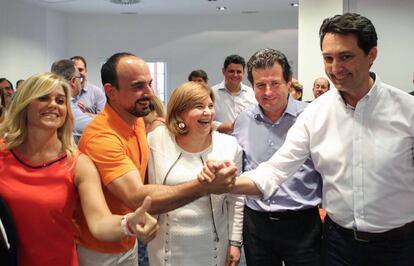 La presidenta del PP valenciano, Isabel Bonig, en el centro, con otros dirigentes del partido.