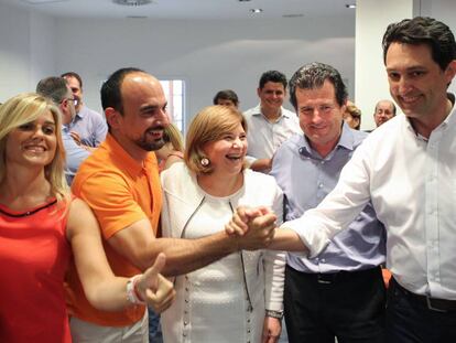 La presidenta del PP valenciano, Isabel Bonig, en el centro, con otros dirigentes del partido.