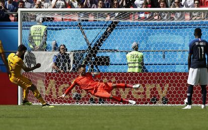 Mile Jedinak, marca de penalti el primer gol de Australia ante Francia.