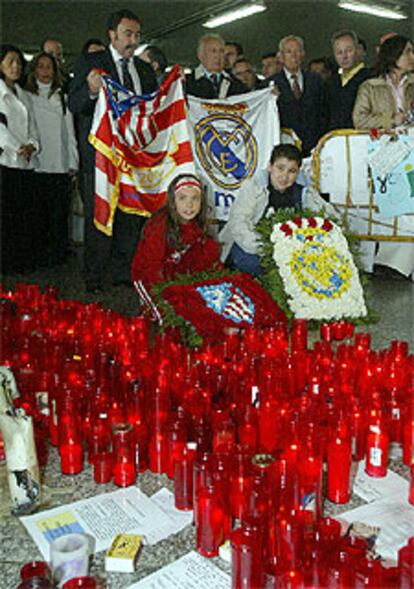Las peñas depositan los escudos de sus clubes junto a las velas en recuerdo de las víctimas del 11-M.