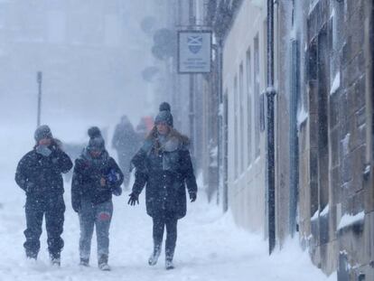 Tres personas caminan este jueves por una calle de Sterling, en Escocia.