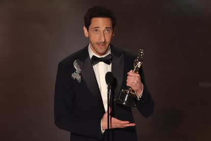 El protagonista de 'El Brutalista', Adrien Brody, da un discurso tras ganar el Oscar a mejor actor: “Si el pasado puede enseñarnos algo es que el odio no pase sin respuesta”.