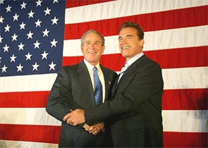 George W. Bush (izquierda), ayer junto al recién elegido gobernador de California, Arnold Schwarzenegger.