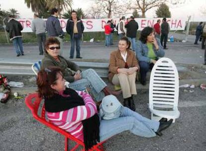 Trabajadores de Delphi y familiares se preparan para pasar la noche frente a la planta de Puerto Real (Cádiz).