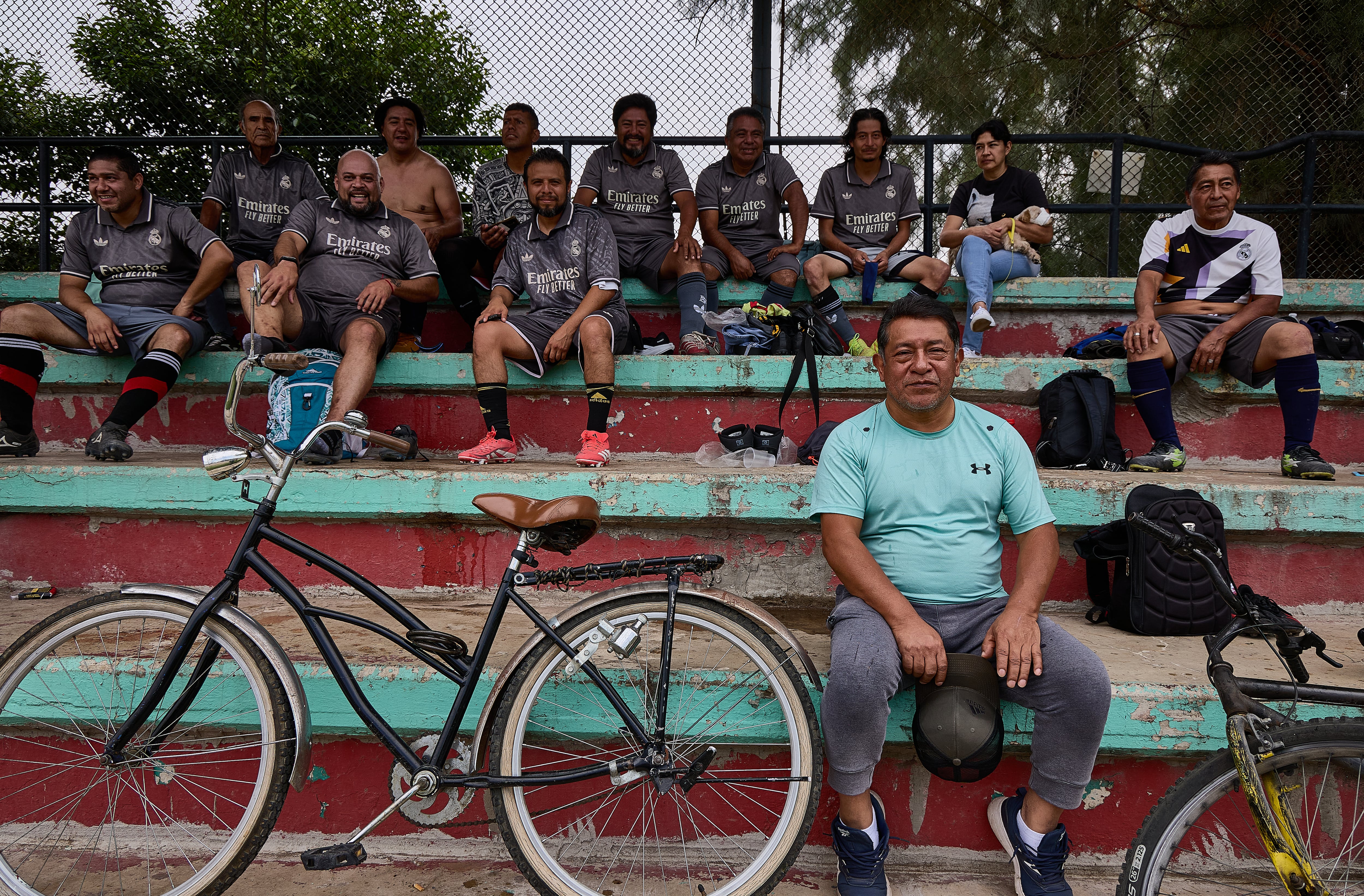Ángel Gómez, al frente, junto al equipo de futbol Real Madrid, en el Deportivo Los Galeana, el 17 de junio.