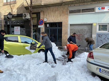 Pablo Casado ayuda a retirar nieve de la puerta de un centro de salud en Madrid.