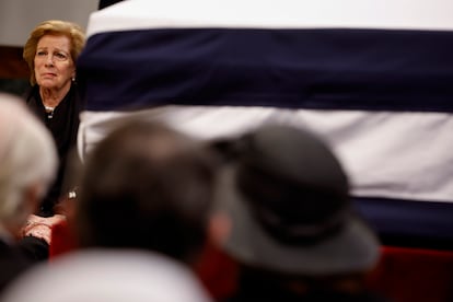 La ex reina consorte de Grecia, Ana María, durante el funeral en la catedral Metropolitana de Atenas, este lunes.