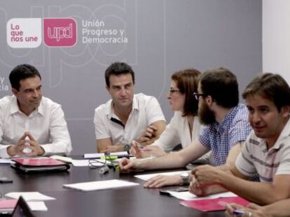 El portavoz de UPyD, Andr&eacute;s Herzog, en el centro, durante una reuni&oacute;n del nuevo Consejo de Direcci&oacute;n.