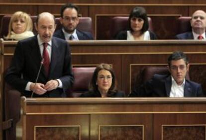 El l&iacute;der del PSOE, Alfredo P&eacute;rez Rubalcaba, junto a la portavoz parlamentaria socialista, Soraya Rodr&iacute;guez , y el diputado socialista, Eduardo Madina.