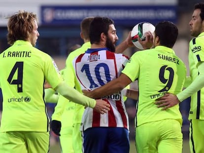 Arda, rodeado de jugadores del Barça