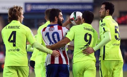 Arda, rodeado de jugadores del Barça