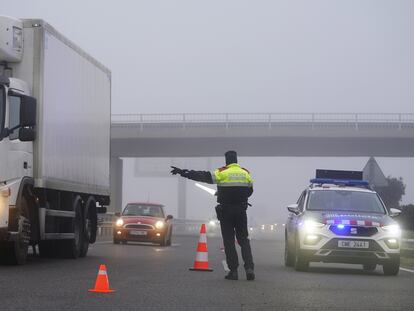 Los Mossos d'Esquadra regulan el tráfico en la autopista AP-2 a su paso por Lleida.