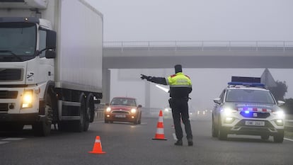 Los Mossos d,Esquadra regulan el tráfico en la autopista AP-2 a su paso por Lleida