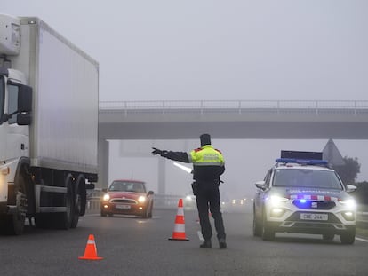 Un agente de los Mossos en un accidente en una carretera de Lleida, en una fotografía de archivo.