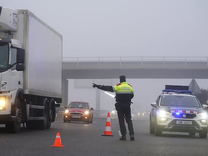 Los Mossos d'Esquadra regulan el tráfico en la AP-2, en Lleida, tras un accidente de circulación.