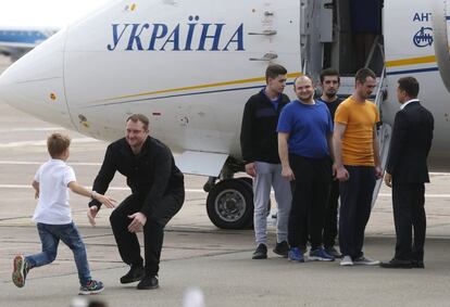 El canje de detenidos entre Rusia y Ucrania por fin se ha hecho realidad después de largas negociaciones. A la derecha, el presidente Ucranio, Volodímir Zelenski, saluda a los prisioneros ucranianos