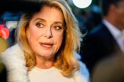 La actriz Catherine Deneuve fue otra de las estrellas invitadas en el 'front row' del desfile de Saint Laurent.