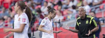 Quereda da instrucciones durante un partido, en Canadá.