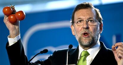 Rajoy muestra unos tomates durante su intervención en el almuerzo navideño del PP celebrado en Málaga.