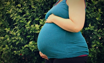 Una dona embarassada de bessons.