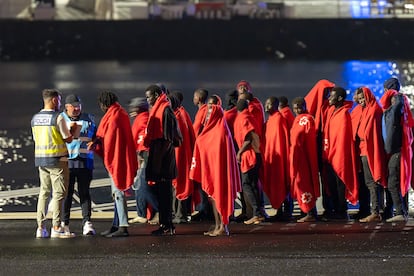 Migrantes rescatados que intentaban llegar en dos lanchas neumáticas a Canarias, este martes en Arrecife (Lanzarote).