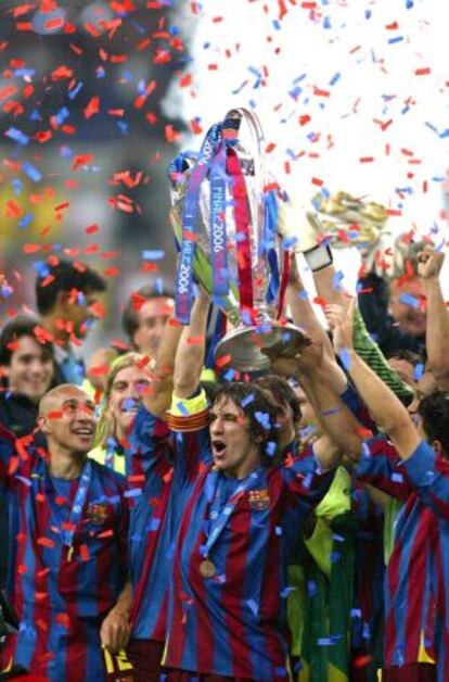 Puyol levanta la copa en 2006 en París