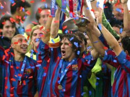 Puyol levanta la copa en 2006 en París