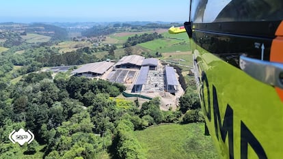 Estado de la nave de Coaña donde se ha registrado el siniestro, tomada desde el aire por un helicóptero de los bomberos.