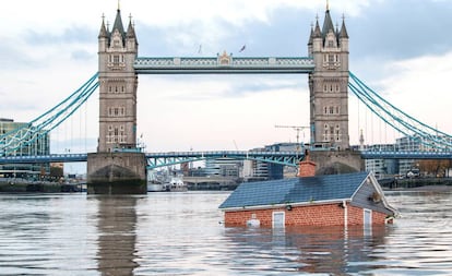 La réplica de una casa flota en el Támesis como protesta por el clima de Extinction Rebellion este 10 de noviembre.