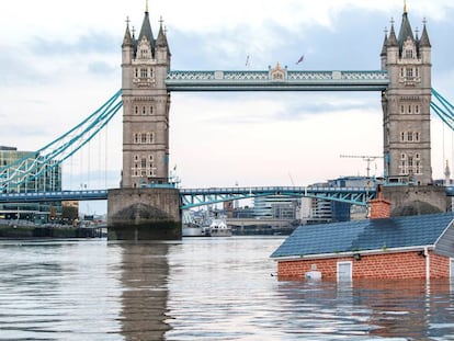 La réplica de una casa flota en el Támesis como protesta por el clima de Extinction Rebellion este 10 de noviembre.