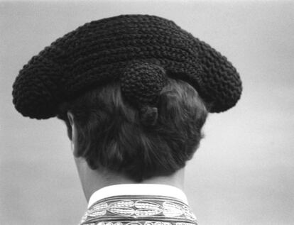 Detalle de la coleta y la montera de un torero de espaldas, durante la Feria de Fallas de Valencia de 1989.