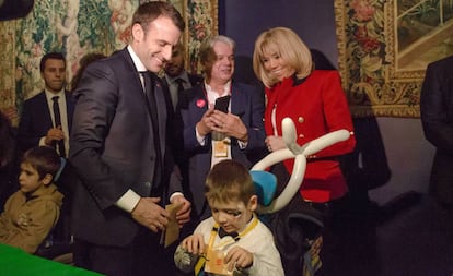 El presidente Macron y su esposa en una fiesta navideña en el Elíseo