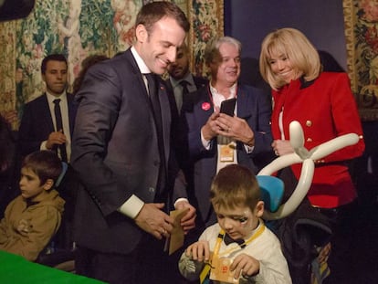 El presidente Macron y su esposa en una fiesta navideña en el Elíseo